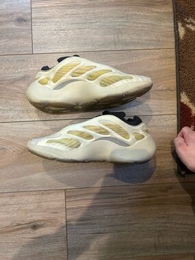 Adidas Yeezy 700 V3 Safflower Men’s Size 9